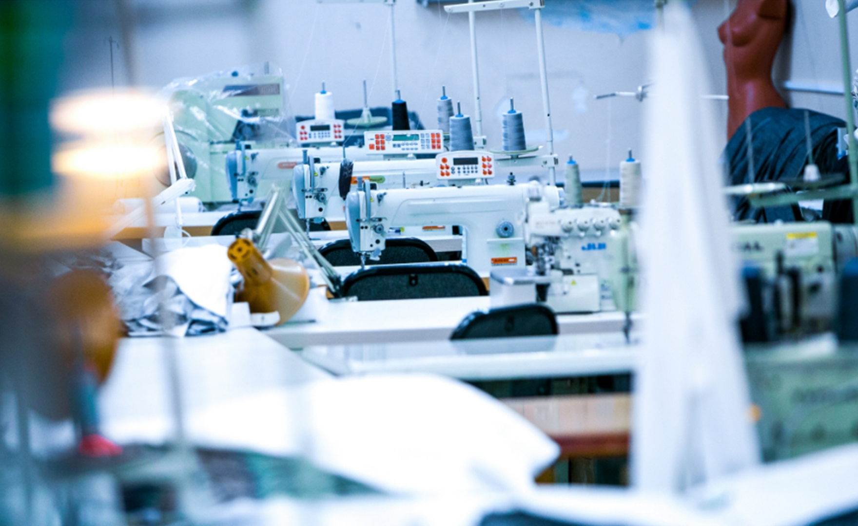強み01　海外提携工場、国内自社縫製工場を活用した生産力